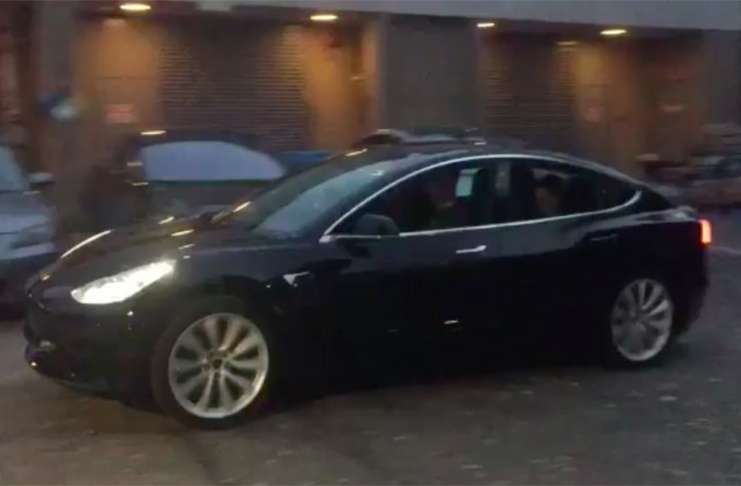 Elon Musk Tesla Model 3ü ilk kez garajından çıkardı