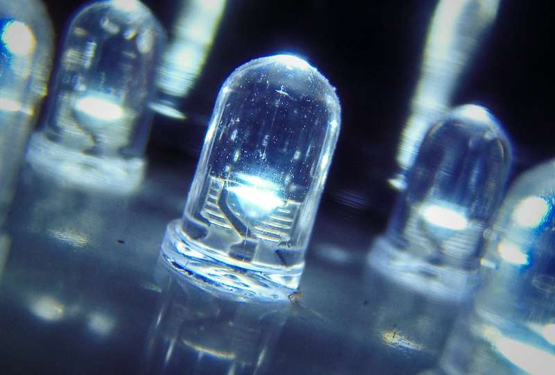 LED'ler yarı iletken malzemelerdir. Ana maddeleri silikondur.