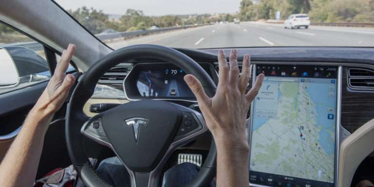 Güncellenen yeni yazılımıyla Tesla şehir sokaklarında.
