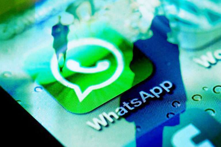 WhatsApp'tan IOS'un fotoğraf ve video albümlerine filtre özelliği Ekstra olarak cevaplama kısayolları Hızlı mesajlaşma söz konusu olduğunda Whatsapp'ın eline su dökecek bir uygulama henüz yok. Ancak kamera konusunda kabul etmeliyiz ki Facebook Messenger ve anlık Skype'nin gerisinde kalarak bir risk alıyor. Facebook'a ait olan Whatsapp, görsellerini diğer platformlardaki rakiplerine yaklaştıracakyeni bir fotoğraf özelliği getirdi. Bu fotoğraf özelliğiyle dikkatleri üzerine çeken Whatsapp yeniğin odağını fotoğrafa doğru çekiyor. İlk olarak söylemek gerekiyor ki milyarın üzerinde kullanıcı renkli filtreleri kullanıyor. Şimdi Whatsapp kullanıcıları artık bir filtre ile fotoğraf, video ya da GIF'lerini düzenleyebilirler. Şimdilik Whatsapp'ta pop, siyah beyaz, cool, chrome ve film olmak üzere beş adet fitre bulunmakta.Bir filtre eklemek için istediğiniz bir görüntüyü veya video klibi yukarı doğru hızlıca kaydırıp, fitre seçiminizi yapmanız yeterli. Şimdi sırada albümler var. Albümlerin herhangi birinden dört veya daha fazla fotoğraf ,video aldığınızda, resimler otomatik olarak kaydırılabilir bir albüme eklenecektir. Size bu şekilde bir fotoğraf treni oluşturulmuş oluyor. Bunun yanında iOS ayrıca size cevaplama kısayollarını da getiriyor. Bu özellikle akıllı telefonunuza gelen iletiye cevap vermek için yalnızca hızlı bir şekilde sağa kaydırmanız yeterli. Eğer bir iş ya da grup görüşmesindeyseniz ve hem katılımcılara hem de telefonunuza gelen iletilere cevap vermeniz mümkün. Tğm toplantı bitip mesajlarınıza geri döndüğünüzde karışıklık içinde kaybolmaktansa ,doğrudan mesajlarınıza kısayollarla cevap verebilirsiniz. Whatsapp şimdilik bu yeni uygulamaların yalnızca iOs'ta sağlandığını ancak Android için Google platformuna getirmesi gerektiğini ifade etti. Görünen o ki Android kullanıcıları bir süre bekleyebilir.
