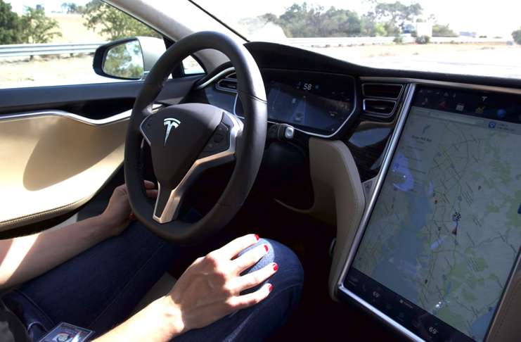 Tesla'nın oto-pilot yeni versiyonu önümüzdeki hafta geliyor
