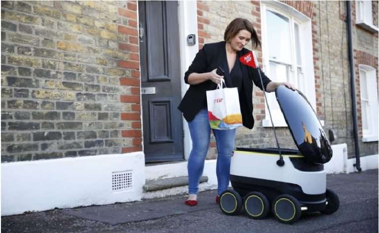 Bir robot yemek siparişini başarıyla teslim etti.