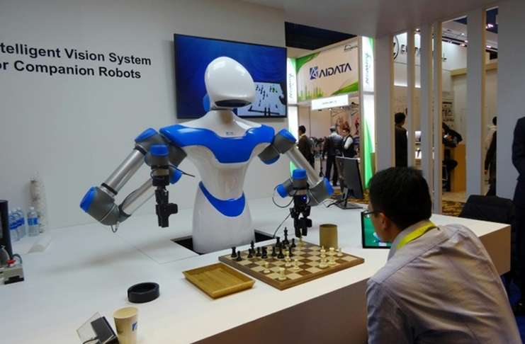 Akıllı Robot size kahve ısmarlayıp satranç oyununda terletiyor