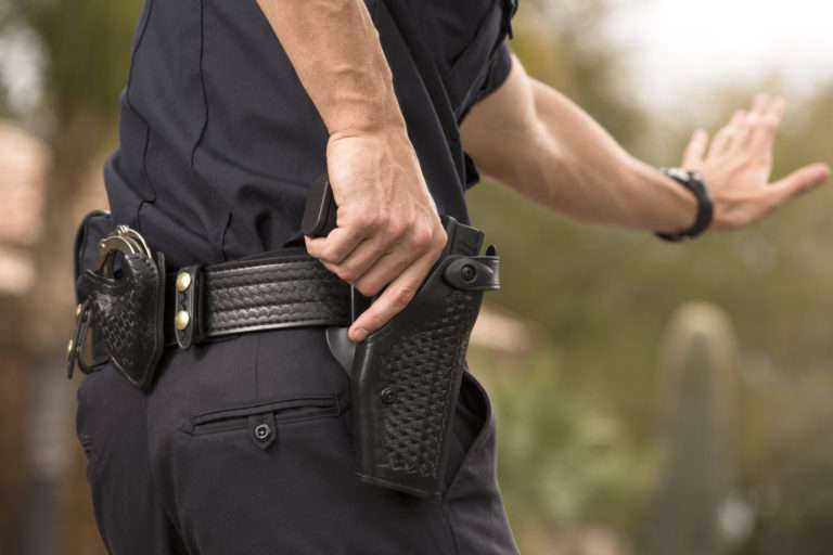 Silah çekildiğinde polis memurlarının üzerindeki sensörlü kamera devreye giriyor