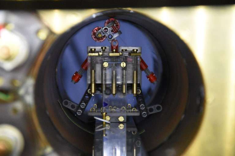 mıknatıslanmak suretiyle bir araya getirilmiş mikroskobik robotları