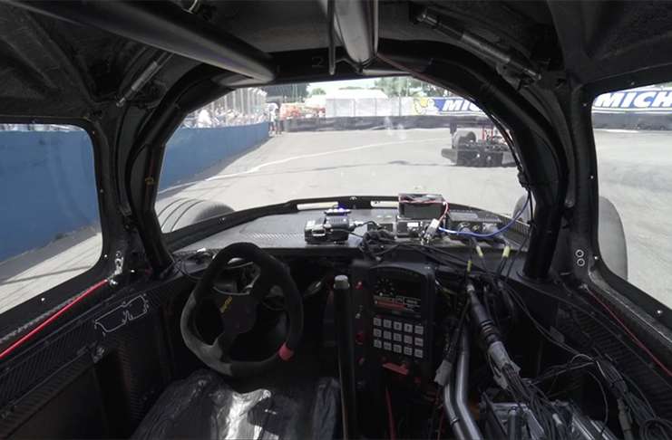 Roborace'in sürücüsüz yarış arabaları düello yaptı