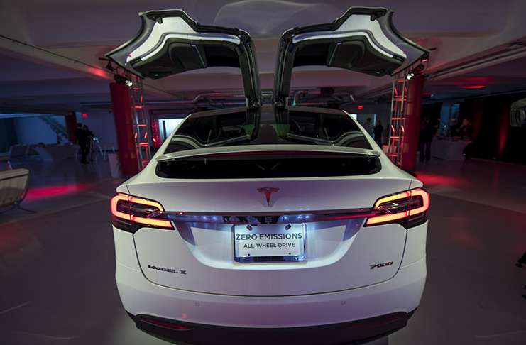 Elon Musk söz verdiği gibi Tesla için reklam filmi yarışması düzenliyor