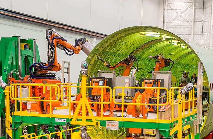 Boeing, uçak inşa etme yöntemini değiştiren yeni bir robot ordusuna sahip