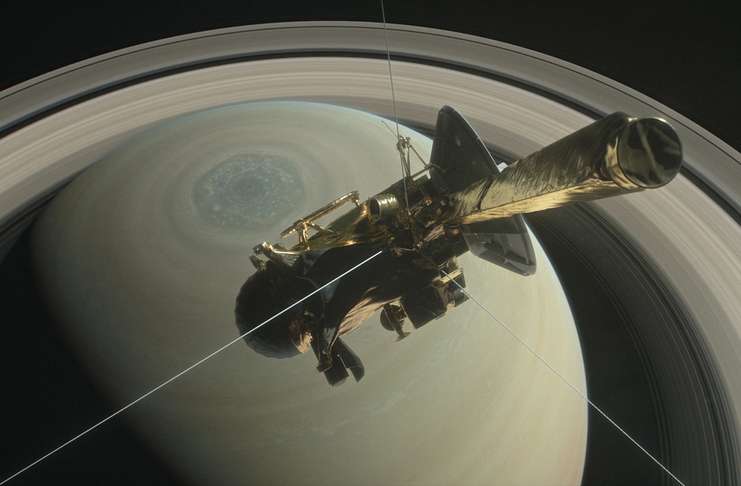 Cassini isimli insansız uzay aracı
