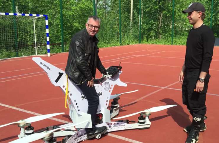 Hoversurf korkunç görünen tek koltuklu uçan bir bisiklet