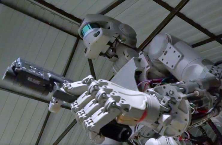 FEDOR (Final Experimental Demonstration Object Research) adlı silahlı robot