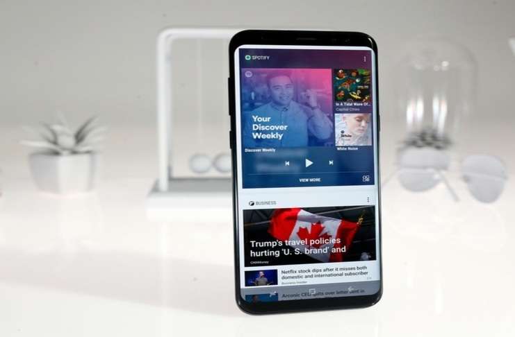 S8 telefonlardan bazılarının ekranlarında belirgin bir kırmızı renk