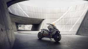 Biraz Schooter'ı andırıyor fakat bu, BMW'nin en son elektrikli motosiklet konsepti (BMW Motorrad Concept Link) olan, bilim kurgu filmlerindeki gibi geleceği hayal etmemizi sağlayan elektrikli motosiklet dizisi.