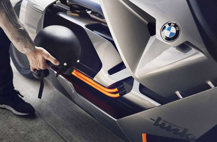 Biraz Schooter'ı andırıyor fakat bu, BMW'nin en son elektrikli motosiklet konsepti (BMW Motorrad Concept Link) olan, bilim kurgu filmlerindeki gibi geleceği hayal etmemizi sağlayan elektrikli motosiklet dizisi.