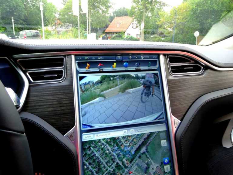 Tesla Otopilot pürüzsüz sürüş özelliğine kavuşuyor