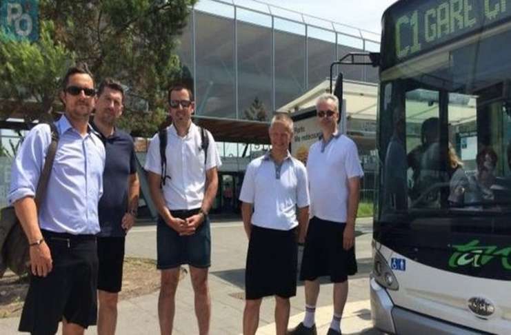 Sosyal medyada başlatılan protesto: Erkekler işe etekle gidiyor