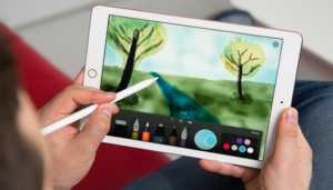 WWDC etkinliğinde duyurulan 10.5 inç boyutuyla yeni iPad Pro eski iPad Pro’ya göre daha büyük ancak hala şık ve zarif.