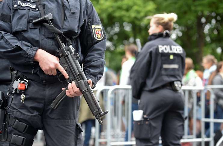 Alman Polisi, 36 eve birden baskın düzenledi