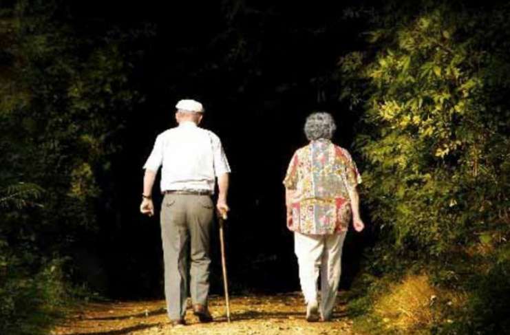 Bilim insanları eğer yüksek kolesterol ve önemli kalp krizi riskiniz varsa evliliğin hayatta kalma şansınızı artıracağını söylüyor.