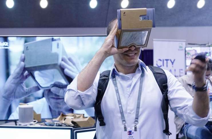 Google Cardboard’un çalışma prensibi, gözlerinizi telefona yeterince yakınlaştırdığınızda temel olarak bir VR başlık olmasıydı.