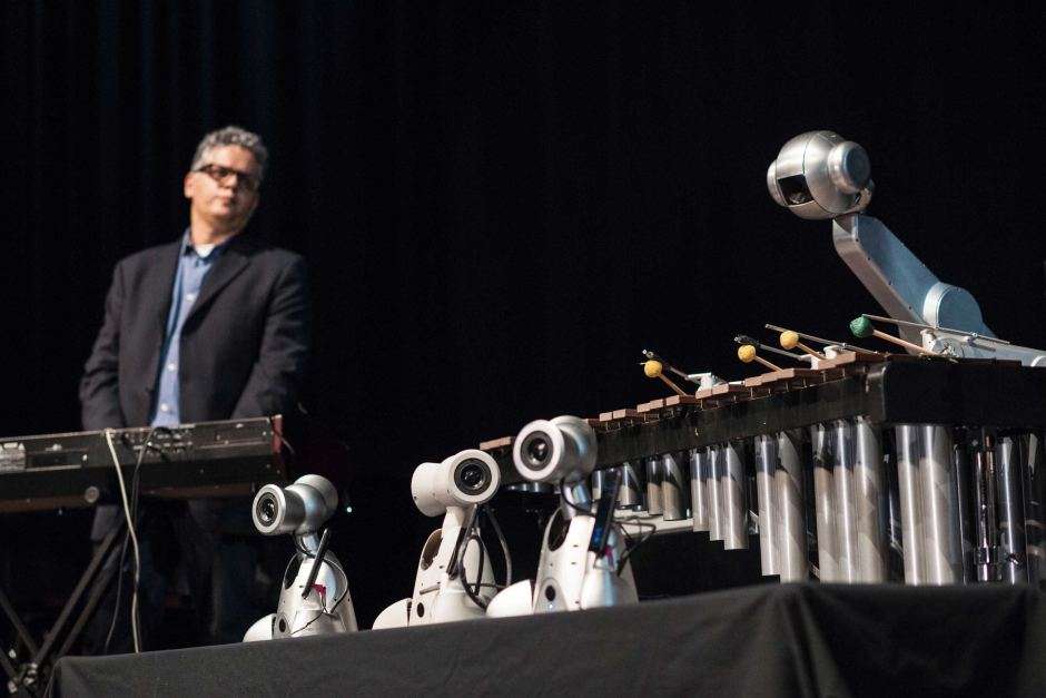 Georgia Teknoloji Enstitüsü’nden Mason Bretan sadece müzik çalmakla kalmayan artık kendi bestesini de oluşturmayı öğrenen bir robot yaptı.