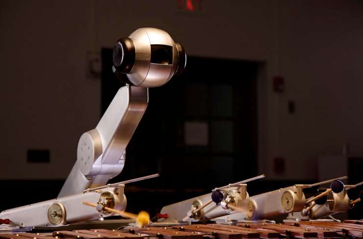 Georgia Teknoloji Enstitüsü’nden Mason Bretan sadece müzik çalmakla kalmayan artık kendi bestesini de oluşturmayı öğrenen bir robot yaptı.