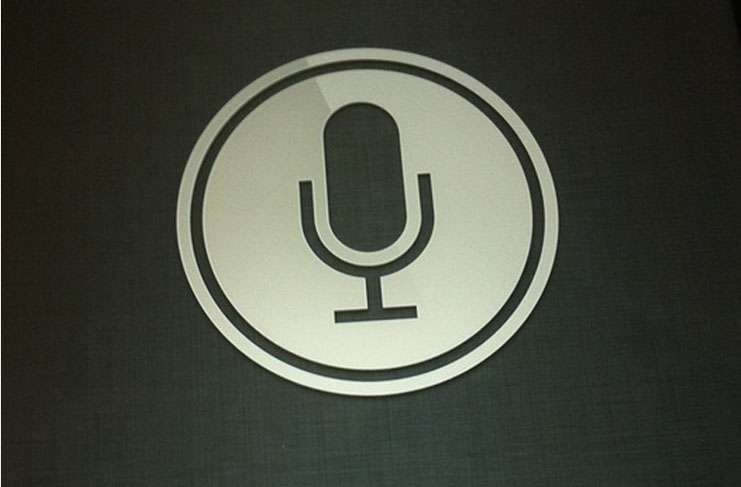 Siri ve kablosuz bir şarj cihazına sahip olabilecek bir iPhone dock
