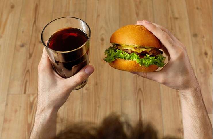 Hamburgerinizin yanında şekerli içecek içmemeniz için nedenler!