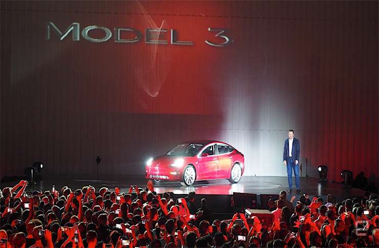 Tesla, ekonomik araçlar serisinden Model 3s adlı aracı sergiledi!